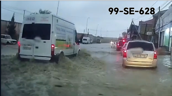 В Баку водитель хлебного завода "Нур чорек" "искупал" машины - ВИДЕО 