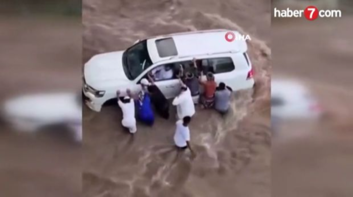Avtomobildə olanlar sel sularının qurbanı oldu  - VİDEO
