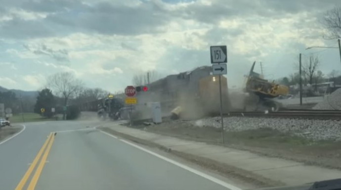 Ekskavatorla qatar dəmiryolu keçidində toqquşdu   - VİDEO