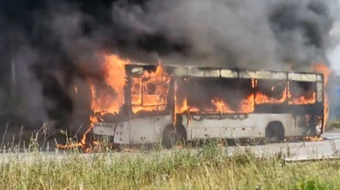 Avtoparka gedən sərnişin avtobusu yanıb kül oldu - VİDEO 