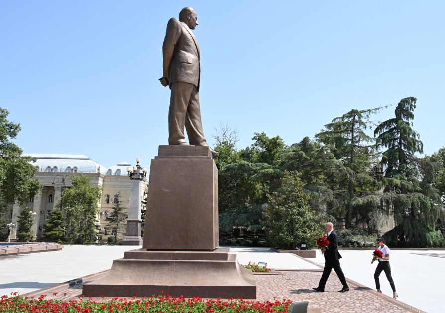 Biri velosiped zolağını, digəri isə piyada keçidini zəbt elədi - VİDEO