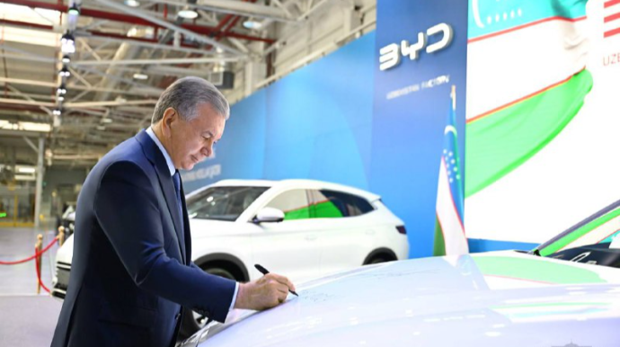 Mirziyoyev konveyerdən çıxan ilk elektromobilə imza atıb - FOTO 