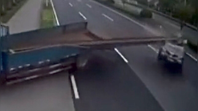 Dəhşətli qəza:  Avtomobil 6 metrlik “şveller”ə dəyərək yolundan çıxdı - VİDEO