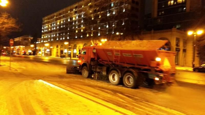 В Баку уборка снега продолжится ночью - ФОТО