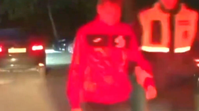 İçkili atanın 13 yaşlı "ayıq sürücüsü"  - Polis maşınını əzib keçdi  - VİDEO