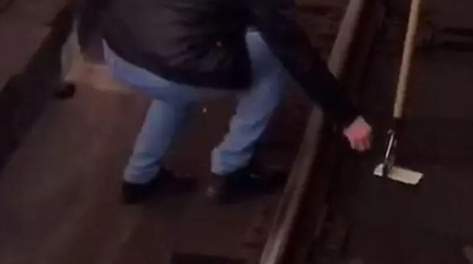 Relslərin arasına düşən telefonu çıxarmaq üçün həyatını təhlükəyə atdı - VİDEO 