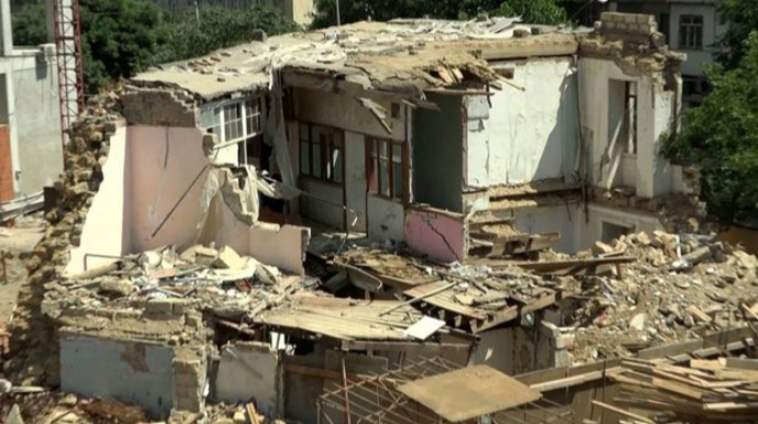 Bakıda içərisində yaşayış olan ev dağıdıldı   - VİDEO