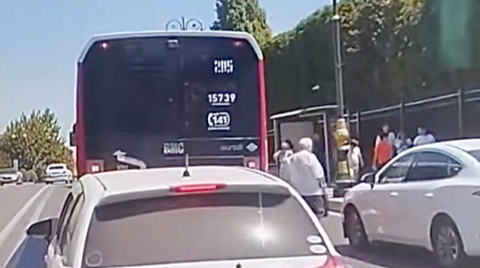  Avtobusu yolun ortasında saxlayan sürücü başqalarını qayda pozmağa vadar etdi   - VİDEO