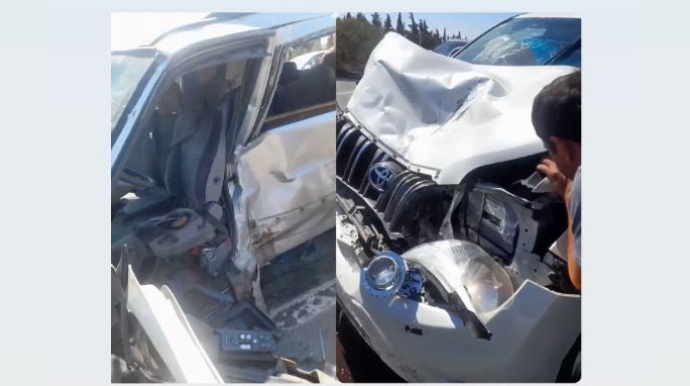 Mikroavtobus təhlükəli manevr etdi, “Prado” ortadan vurdu   - VİDEO