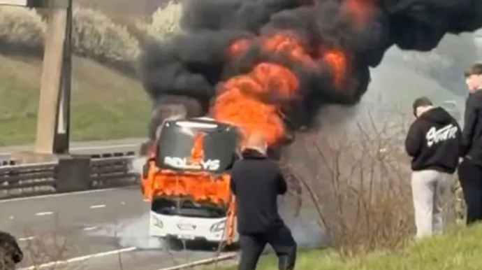 Azarkeşləri daşıyan avtobus yolda yanıb kül oldu - FOTOLAR 