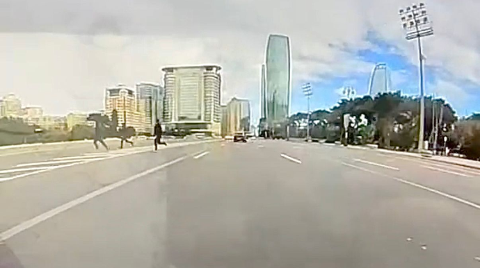 Prospektdə yolu qaçaraq keçən  üç gənc qəzadan son anda xilas oldu  - VİDEO