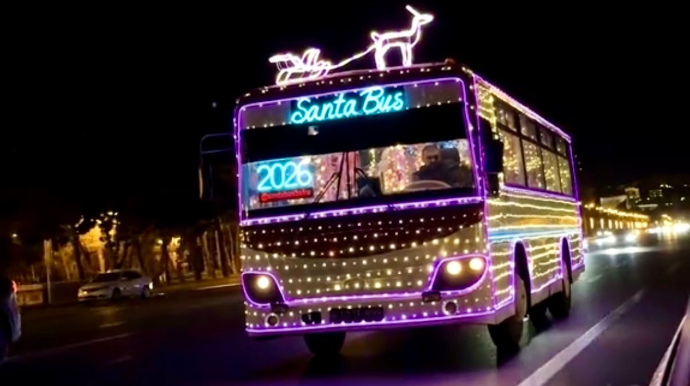 Yeni il münasibətilə bəzədilmiş “SantaBus” yenidən Bakı küçələrində - VİDEO