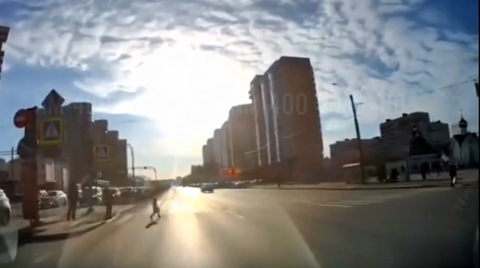 Uşaq yola qaçdı, anası heç nə olmamış kimi dayanıb baxdı – ŞOK GÖRÜNTÜLƏR 