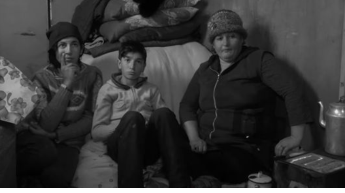 Maşının yük yerində yaşayıb, salfet satan oğlanın köməyinizə ehtiyacı var - VİDEO