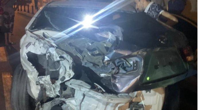 Bakıda avtomobil dirəyə, sonra beton arakəsməyə çırpıldı   - VİDEO  - FOTO