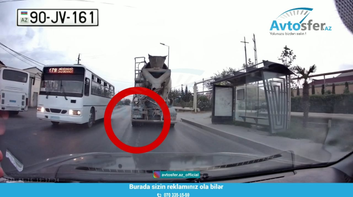 Bakıda daşıdığı betonu asfalta tökən yük maşını - VİDEO