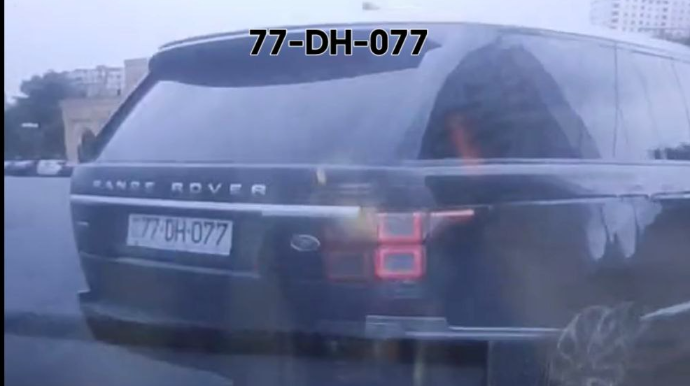 Ukrayna dairəsində yolu kəsən "Range Rover" qəzaya səbəb oldu - VİDEO