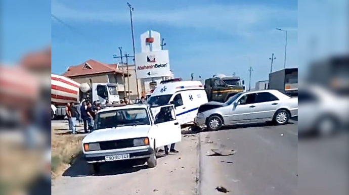 Novxanı yolunda qəza: “Prius”la “Mercedes” toqquşdu - VİDEO