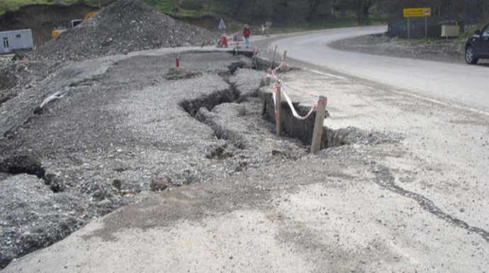 Azərbaycanda yeni təmirdən çıxan yol çökdü - VİDEO 