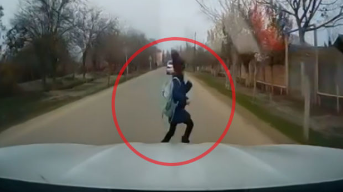 В Билясуварском районе школьница чудом не попала под колеса автомобиля   - ВИДЕО