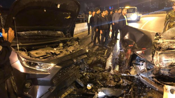 Bakıda iki avtomobil toqquşub, ölən var  - FOTO