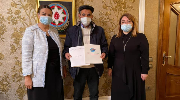 Qənirə Paşayeva “Vətən uğrunda” medallı şəhidimizin atası ilə görüşüb - FOTO