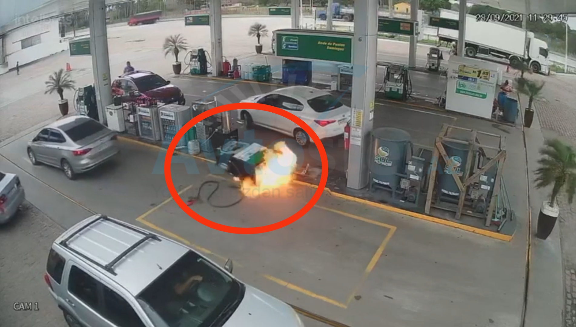 Yanacaq dolduran sürücü səhlənkarlıq edib yanğına səbəb oldu - VİDEO