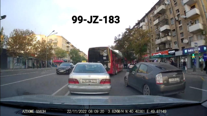 BakuBus sürücüsü şəhərin mərkəzində yolu kəsib şou göstərdi  - VİDEO