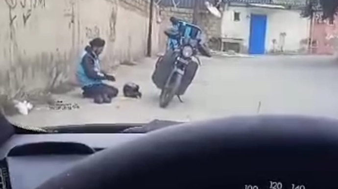 Bakıda moped sürücüsündən ibrətli hərəkət - VİDEO