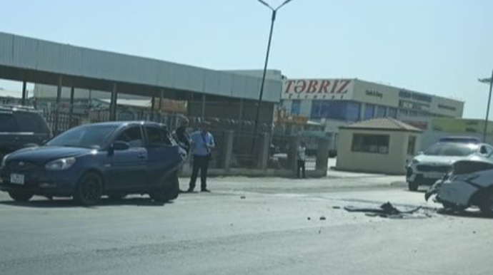 Bakıda ara məsafəsini gözləməyən sürücü qəza törətdi - FOTO 