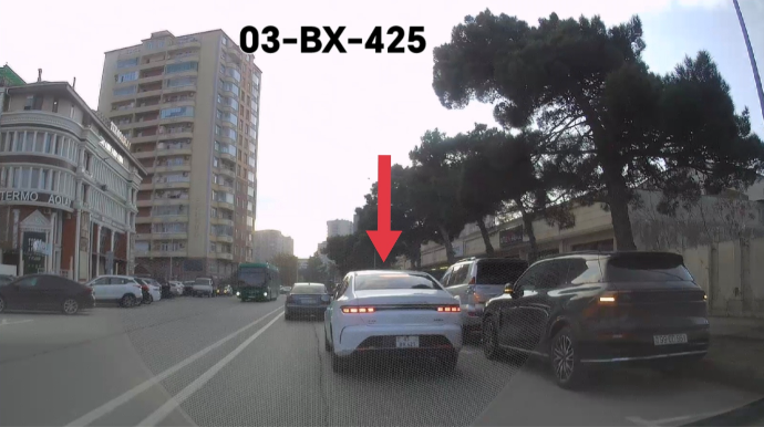 "Gözünü yumub" manevr edən taksi sürücüsü qəza şəraiti yaratdı - VİDEO