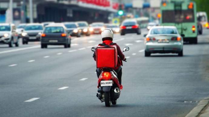 Motosiklet və mopedlə yük aparmaq qadağan edilir