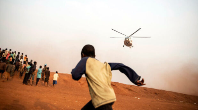 Silahlılar BMT-nin helikopterini ələ keçirdi 