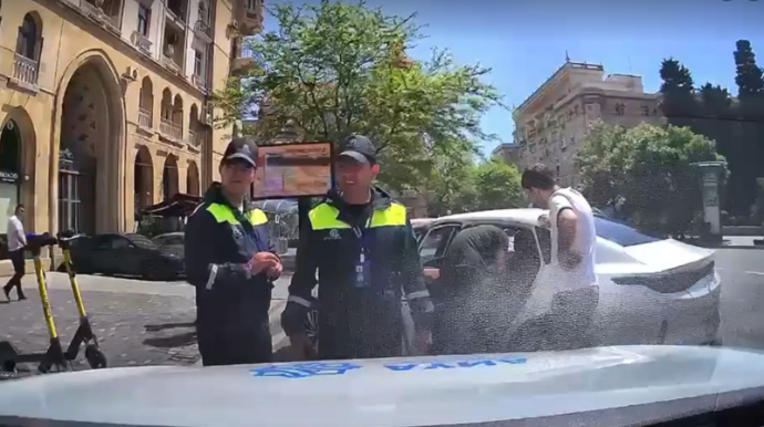 Avtomobil piyadanı vurdu: "AzParking" heyəti vətəndaşın həyatını xilas etdi - VİDEO 