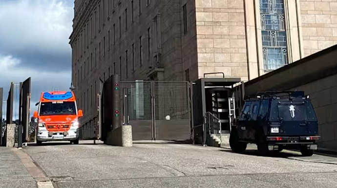 Deputat özünü parlament binasında öldürdü