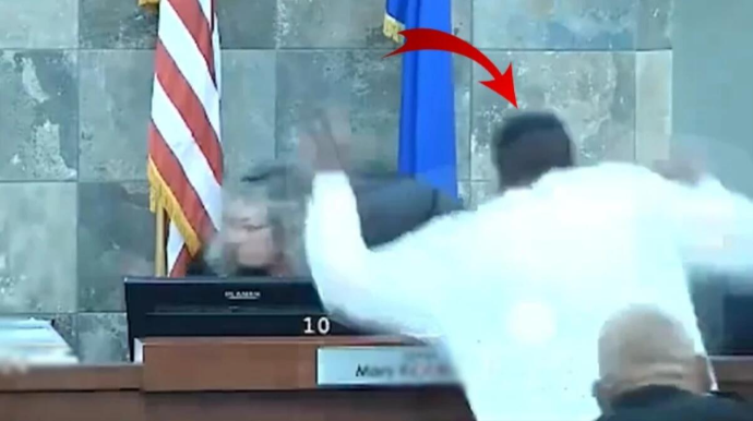 Məhkəmə prosesində ŞOK:  Müttəhim hakimə hücum edib, vəhşicəsinə döydü - ANBAAN VİDEO 