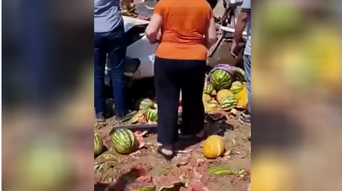 Bakı-Qazax yolunda qəza:  Yük maşını aşdı - Qarpız-yemiş ətrafa dağıldı - VİDEO 