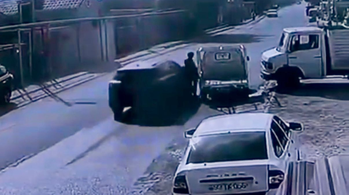 Fikri yolda olmayan sürücü maşına minən şəxsi əzib keçdi - ANBAAN VİDEO