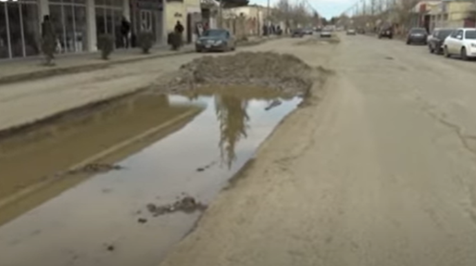 Biləsuvarın mərkəzi yolları bərbad vəziyyətə salınıb  - VİDEO