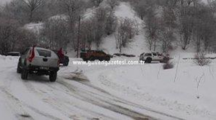 Türkiyəli idmançılar Azərbaycan bayrağı ilə bəzədilmiş maşınlarla Ermənistan sərhədində 