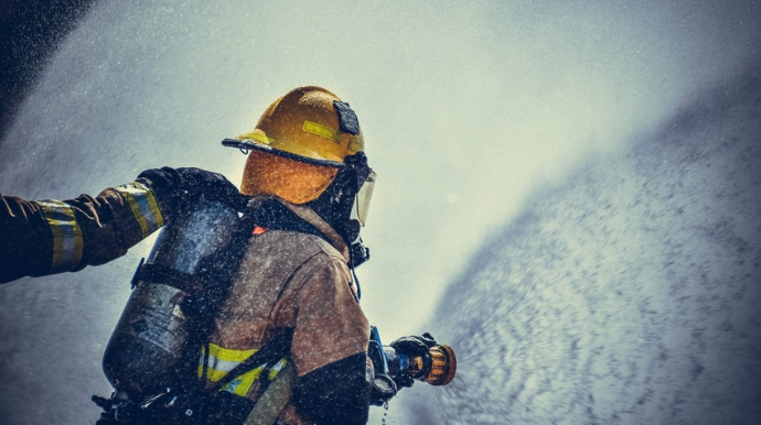 В Бинагади произошел пожар в пятиэтажном здании, есть пострадавший