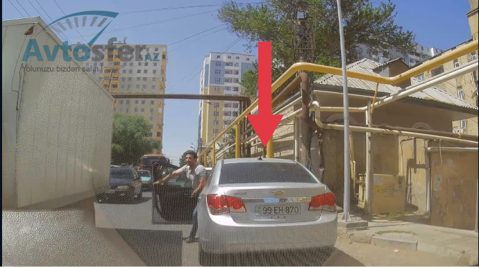 Qadağan olunmuş yerdə saxlayıb yolu kəsdi, sonra əl-qolunu sallayıb çıxıb getdi - VİDEO