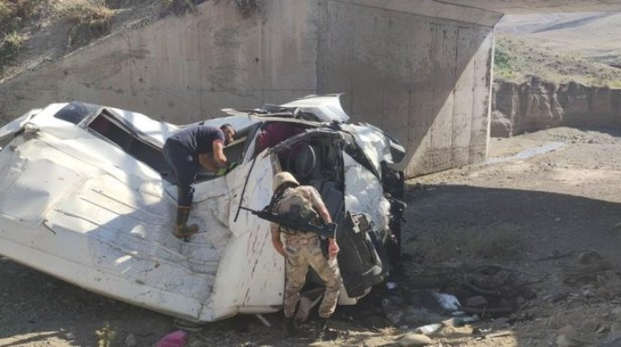 DƏHŞƏTLİ QƏZA:  Mikroavtobus xəndəyə yuvarlandı, 24 nəfər öldü