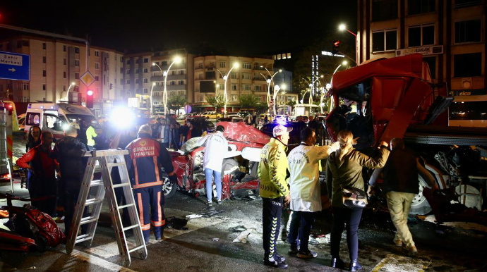 Türkiyədə yük maşını iki avtomobilə çırpıldı - 5 ölü, 6 yaralı 