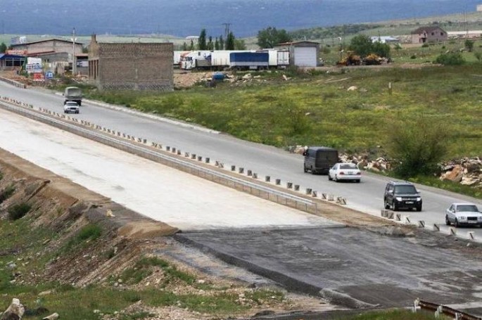 Yol tikintisi şirkətlərinin fəhlələri yolu bağlayıblar