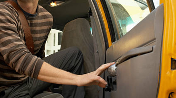 В Загатальском районе клиент не вышел из такси, водитель поехал в полицейский участок