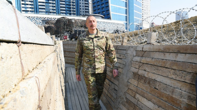 Верховный главнокомандующий ВС Азербайджана в Парке военных трофеев  - ФОТО