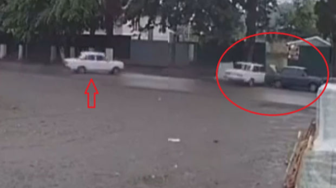 Lənkəranda idarəetməni itirən "06" park edilmiş "07"yə ÇIRPILDI - ANBAAN VİDEO 