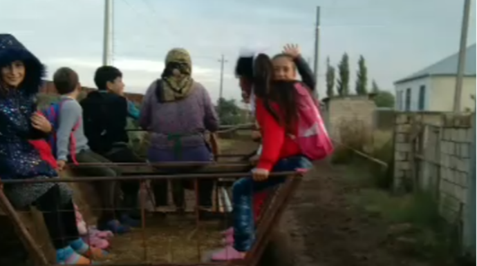 Bu rayonda məktəblilər dərsə at arabası ilə gedir - VİDEO 