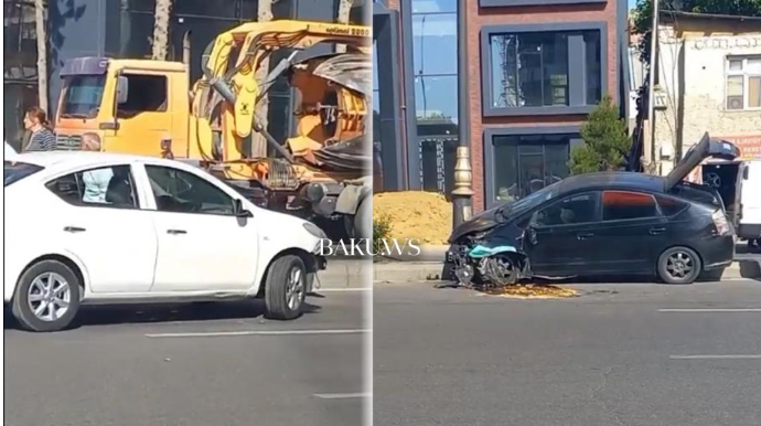 Bakıda qəza  - "Prius" işıq dirəyinə çırpıldı - VİDEO 